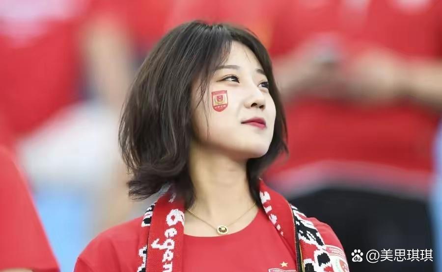 国家女足球员斗志昂扬,赢得胜利 国家女足球员斗志昂扬,赢得胜利